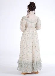 Achteraanzicht van een dagjurk, ca. 1815 (katoenen mousseline geborduurd met blauwe wol)
