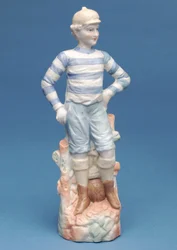 Bisque figuur van een jongen voetballer in blauw-wit gestreepte outfit, ca. 1890s (keramiek)