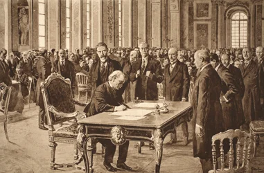 De Britse premier ondertekent het Vredesverdrag met Duitsland in de Spiegelzaal van Versailles, 28 juni 1919