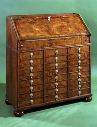 Bureau met veel kleine lades en bolpoten, ca.1710