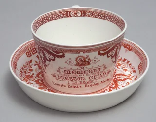 Herdenkings theekop en schotel met de tekst A Memento of Preston Guild 1882, Minton, Engeland, ca. 1882