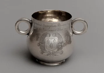 Beker met grote buik en dikke gegoten randbasis, en een paar osse-oog handvatten, 1675