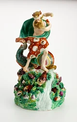 Derby figuur van Neptunus op een rotsachtige basis met waterval en schelpen, ca. 1750-1800