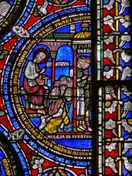 Detail van een van de Bijbelramen met St. Petrus die predikt