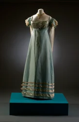 Eendenblauwe avondjurk met crèmekleurige mouwen, ca. 1819