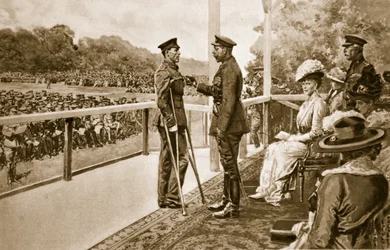 Voor moed: Koning George decoreert soldaat Thomas Hughes van de Connaught Rangers met het Victoria Cross in Hyde Park, 2 juni 1917