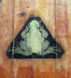 Kikker, markering van de locatie van Faradays Froggery, Dorian Workshop, vroege jaren 1930 (ingelegd hout)