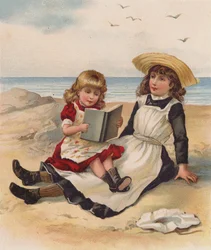 Meisjes lezen op een strand