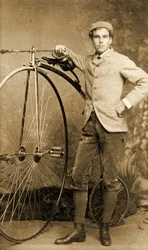 Man naast zijn hoge bi, ca. 1890