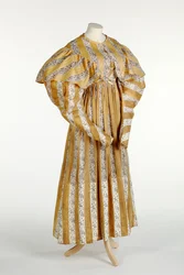 Mousseline jurk met abstract mauve patroon bedrukt binnen gele en witte verticale strepen, ca. 1820-30