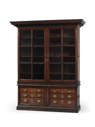 Een van een paar George II bibliotheekboekenkasten, ca. 1750