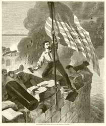 Politie-sergeant Hart die de vlag aan de tijdelijke vlaggenmast spijkert