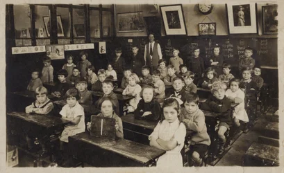 Schoolkinderen in hun klaslokaal (z/w foto)