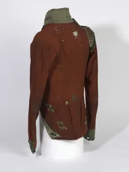 Kortpandige officiersjas van de lichte compagnie, 2e bataljon, 69e regiment (South Lincolnshire), tijdens de veldtocht van Waterloo gedragen door luitenant Henry Anderson, ca. 1815 (scharlakenrode en groene stof met vergulde knopen)