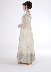 Zijaanzicht van een dagjurk, ca. 1815 (katoenen mousseline geborduurd met blauwe wol)