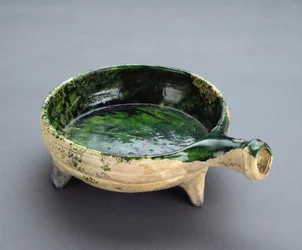 Steelpan met groene glazuur en holle steel