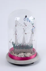 Gesponnen glazen schip onder een glazen koepel, ca. 1820