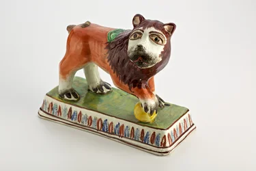 Staffordshire leeuwenfiguur op rechthoekige basis, ca. 1800-50