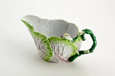 Staffordshire sauskom gevormd uit gegoten bladeren en tak handvat, ca. 1749-60