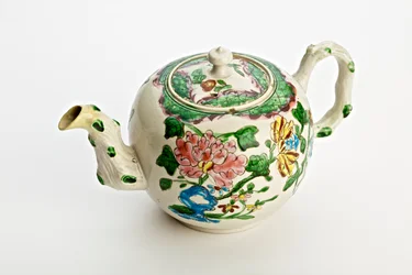 Staffordshire theepot versierd met chrysanten, 1760