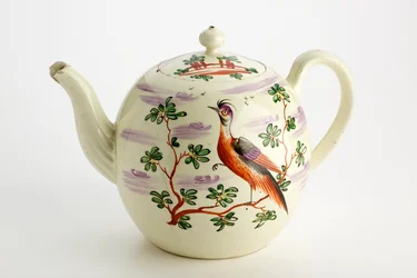 Staffordshire theepot versierd met exotische vogel en gebouw tussen bomen, ca. 1765-75