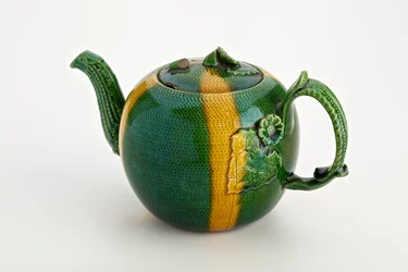 Staffordshire theepot met krabstok handvat en tuit, 1750