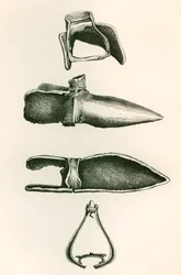 Stijgbeugels en Sollerets, uit The British Army: Its Origins, Progress and Equipment, gepubliceerd 1868.