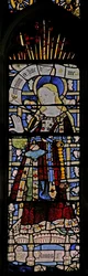 Het oostelijke raam (Ew) met de Maagd Maria (samengestelde figuur) - met juwelen van ingelegd glas