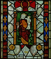 Het oostelijke raam (Ew) met de Maagd Maria met Christus Kind