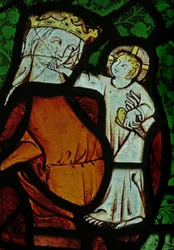 Het oostelijke raam (Ew) met de Maagd Maria met Christus Kind