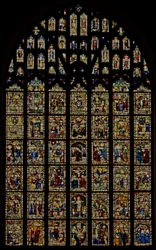 Het oostelijke raam met Norwich School glas (C15) Reset panelen