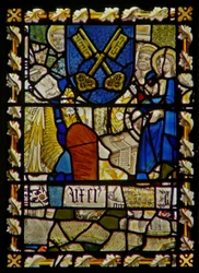 Het oostelijke raam met St. Johannes, St. Petrus bij de Poort, schild met een symbool van St. Petrus