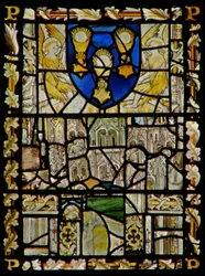 Het oostelijke raam met een schild met emblemen van het Sacrament; fragmenten van een baldakijn met figuren