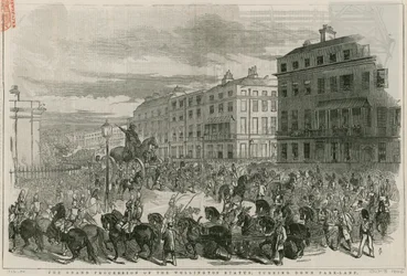 De grote processie van het Wellington-standbeeld dat Park Lane afslaat