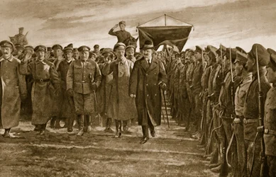 Trotski, de Bolsjewistische commissaris voor oorlog van Rusland, inspecteert een regiment van de Letten, die de elite van het Rode Leger vormden
