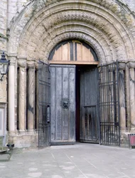 Zicht op de Noorddeur van de Durham-kathedraal