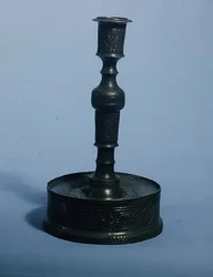 William Grainger kandelaar met reliëfdecoratie, gedateerd 1616