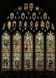 Raam Ew met Somerset glas van ca. 1450 in het oostraam met tien fijne figuren van heiligen
