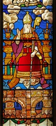 Raam N2 met St. Nicolaas: een getransformeerde figuur van God de Vader oorspronkelijk bovenaan een Boom van Jesse nog steeds in St. Georges Hanover Square