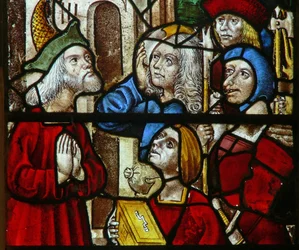 Raam SaEw met een scène uit een legende van St. Nicolaas: dieven geven de gestolen schat terug aan de rijke man