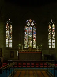 Raam met een uitzicht op het oostelijke uiteinde van de kerk