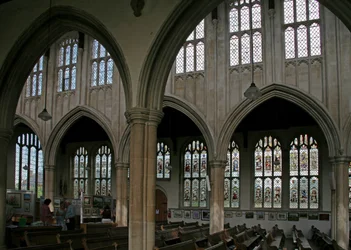 Raam met een uitzicht op de noordkant van de kerk
