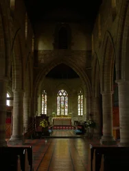 Raam met een uitzicht naar het oostelijke uiteinde van de kerk