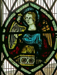 Raam met een engel die harp speelt