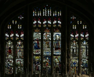 Raam met het oostelijke raam van de Beauchamp-kapel; het werd vernield door de Puriteinen in 1643, maar is zeer vakkundig gerestaureerd, met bepaalde figuren die uit fragmenten zijn gereconstrueerd.