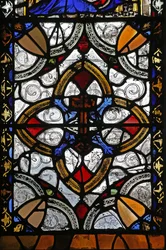 Raam n4 met grisaille & St. Petrus embleem