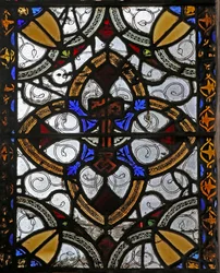 Raam n4 met grisaille & St. Petrus embleem
