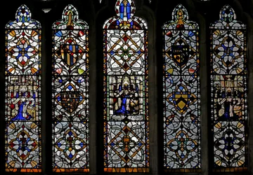 Raam n4 met grisaille, St. Petrus embleem, figuren, wapenschilden