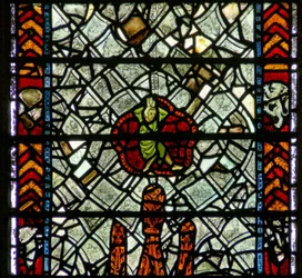 Raam w39 met een figuur (bizar!) te midden van grisaille