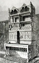 Schrijftafel en boekenkast in de architectuurtentoonstelling, uitgevoerd door de heer James Forsyth, naar het ontwerp van de heer R. Norman Shaw